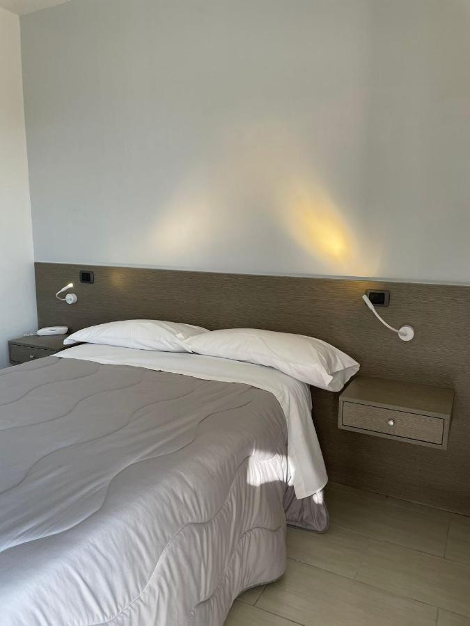 Hotel Cristian Giugliano In Campania Exteriör bild