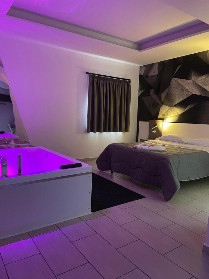 Hotel Cristian Giugliano In Campania Exteriör bild