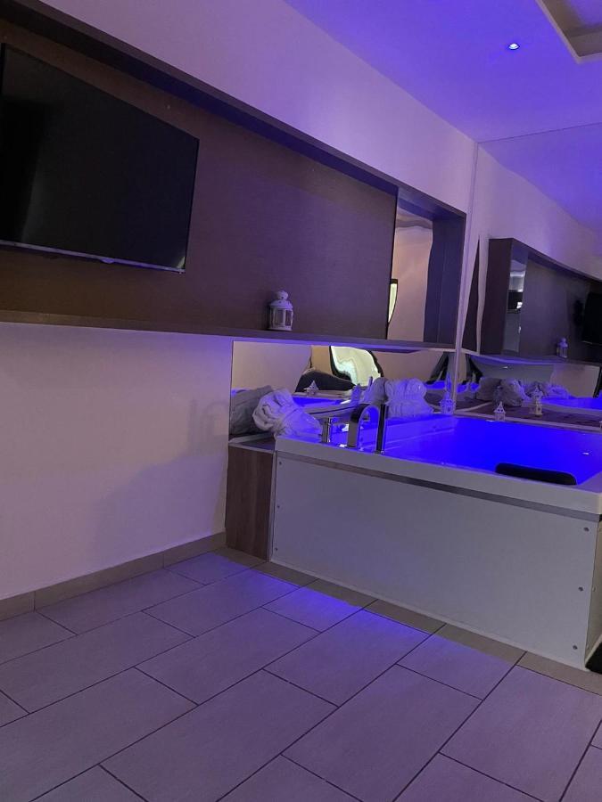 Hotel Cristian Giugliano In Campania Exteriör bild